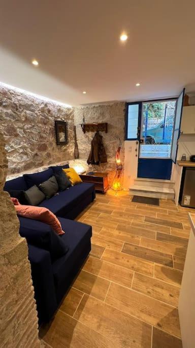 Stone Inn Near Acropolis & Metro 石头记 Felsenhohle Афины Экстерьер фото
